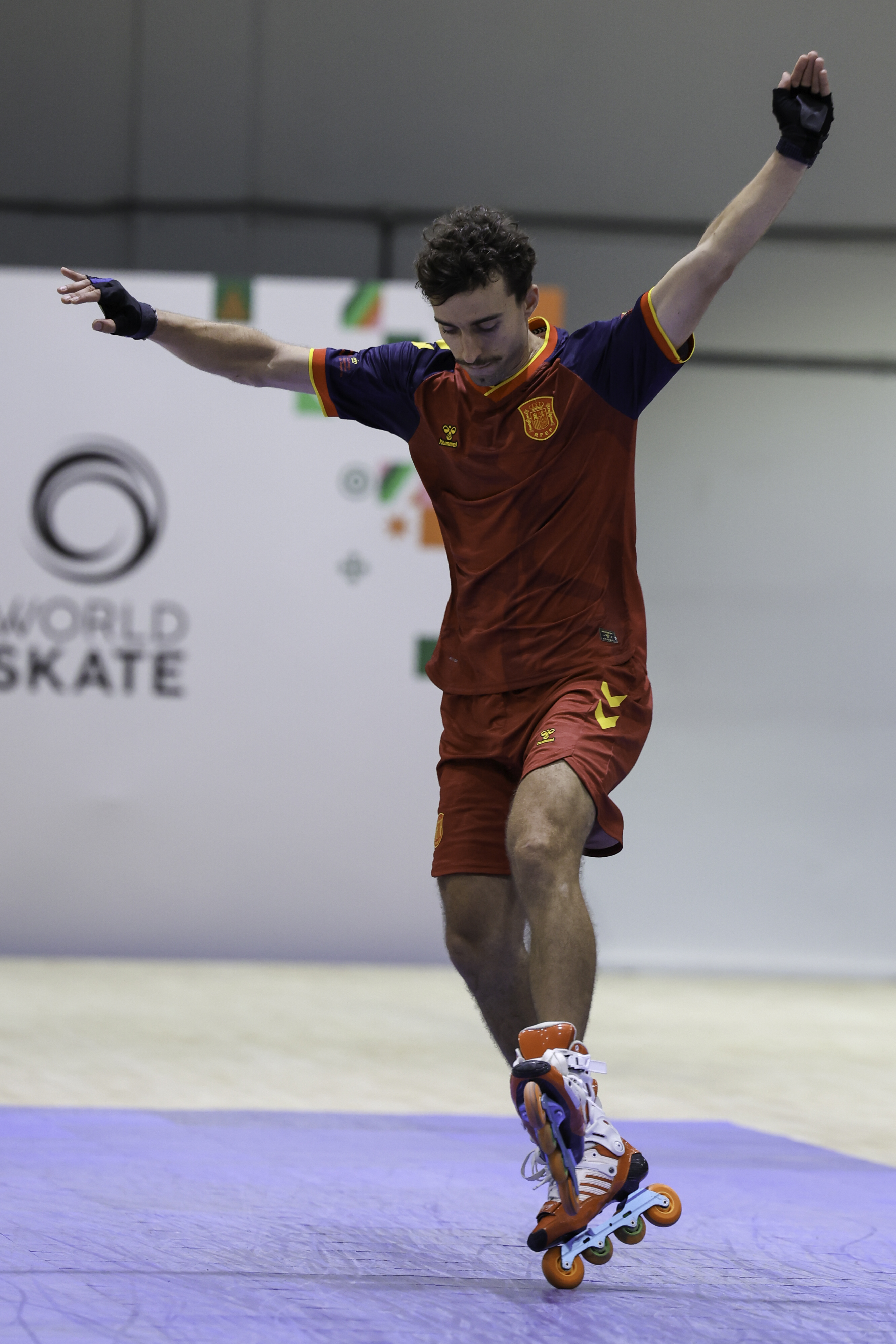 Enrique realizando un derrape con camiseta roja de España en Asunción 2026